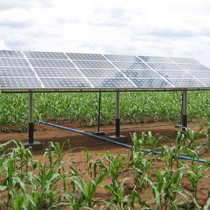 Sistema de irrigação usando energia solar.